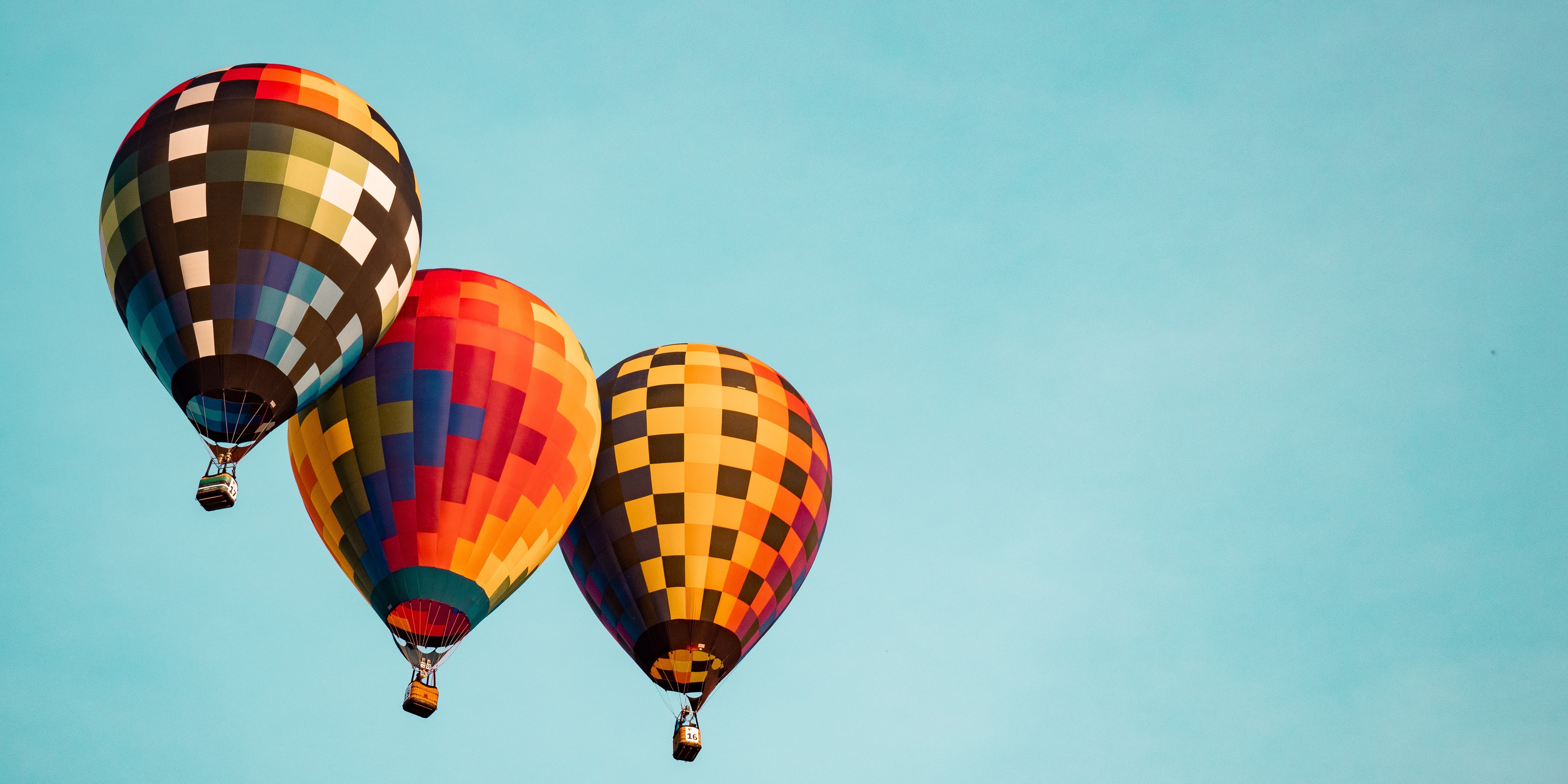 Three colorful hot air balloons represent the principles of contract management